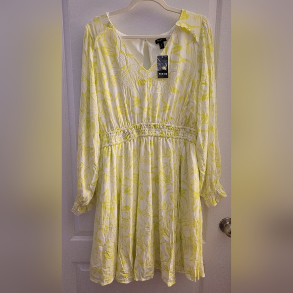 ⚡️Torrid White and Yellow Long Sleeve Pleated Sundress - Picture 2 of 12